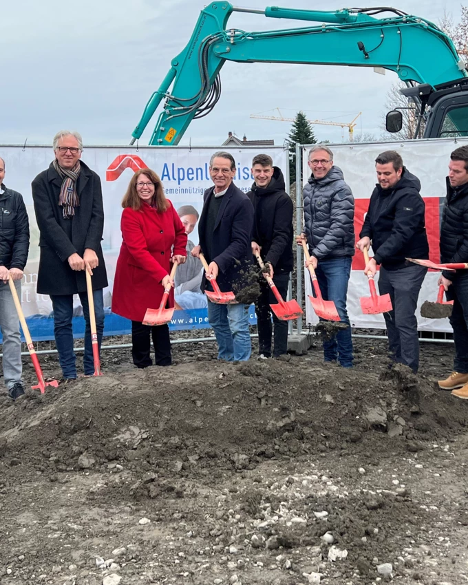 Vertreter von Generalunternehmer Rhomberg Bau, Bauherr Alpenländische Gemeinnützige WohnbauGmbH, Architekturbüro drexelarchitekten und Umsetzungspartnern sowie der Gemeinde Fußach beim offiziellen Spatenstich zur neuen Holz-Wohnanlage an der Bundesstraße.  Vertreter von Generalunternehmer Rhomberg Bau, Bauherr Alpenländische Gemeinnützige WohnbauGmbH, Architekturbüro drexelarchitekten und Umsetzungspartnern sowie der Gemeinde Fußach beim offiziellen Spatenstich zur neuen Holz-Wohnanlage an der Bundesstraße.